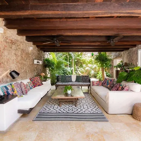 Сasa de vacaciones Vibrant House 5br With Pool In *